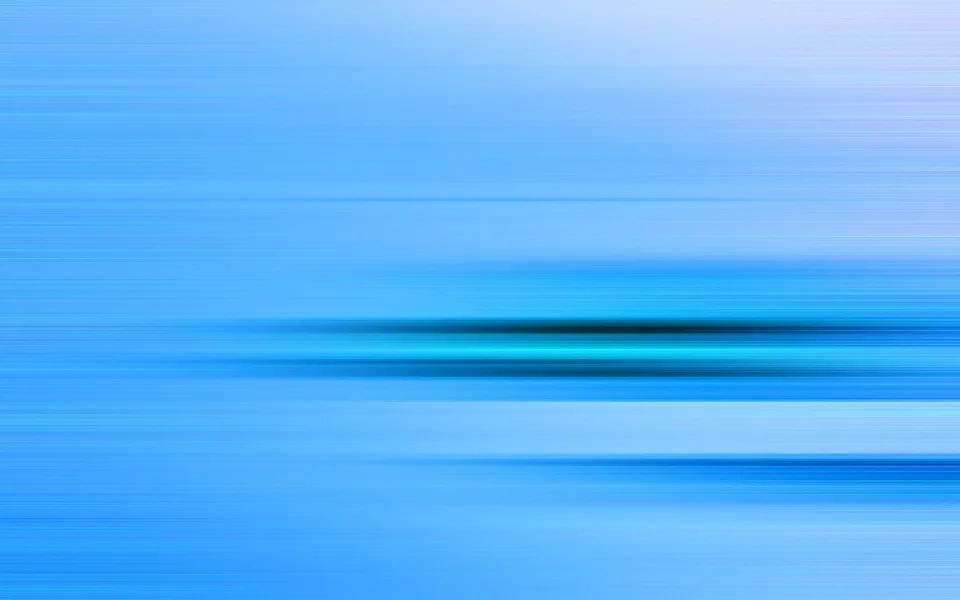 Abstrakte Komposition aus horizontalen blauen Streifen, die von links nach rechts verschwimmen. In der Mitte leuchtet ein dunkelblauer bis türkisfarbener Lichtstreifen, oben ist der Himmel heller.