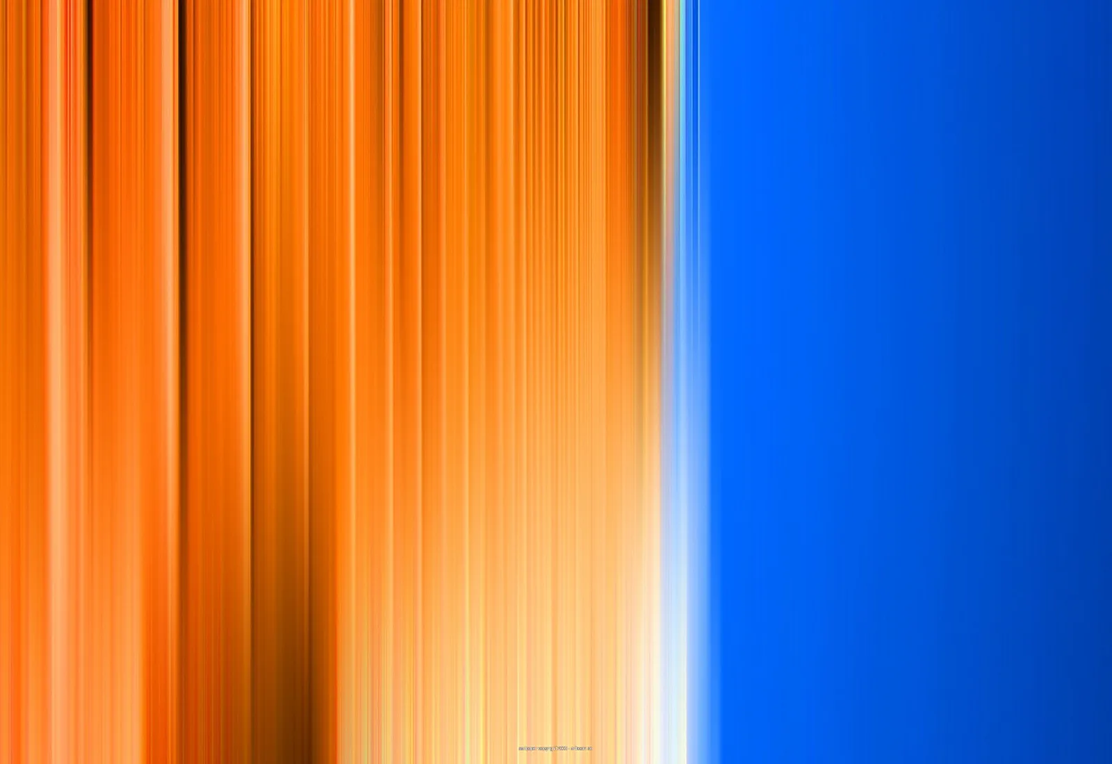 Vertikale orangefarbene Streifen laufen links zu einer hellen Linie, rechts davon liegt eine einfarbig blaue Fläche.