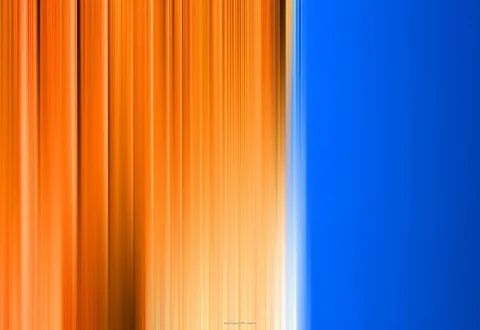 Vertikale orangefarbene Streifen laufen links zu einer hellen Linie, rechts davon liegt eine einfarbig blaue Fläche.