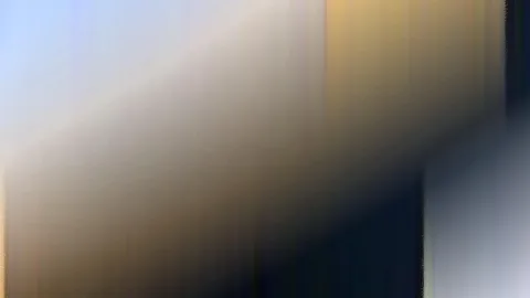 Abstrakte, stark verwischte Komposition mit vertikalen Schlieren: oben links helles Blau, in der Mitte und oben rechts warmes Ocker und Braun, unten dunkles Marineblau und rechts unten helles Grau.