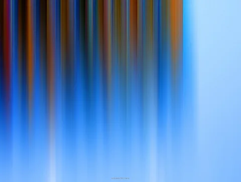 Abstrakte, vertikal verwischte Streifen in Blau, Orange und Braun, die nach rechts in einen hellblauen Verlauf übergehen.