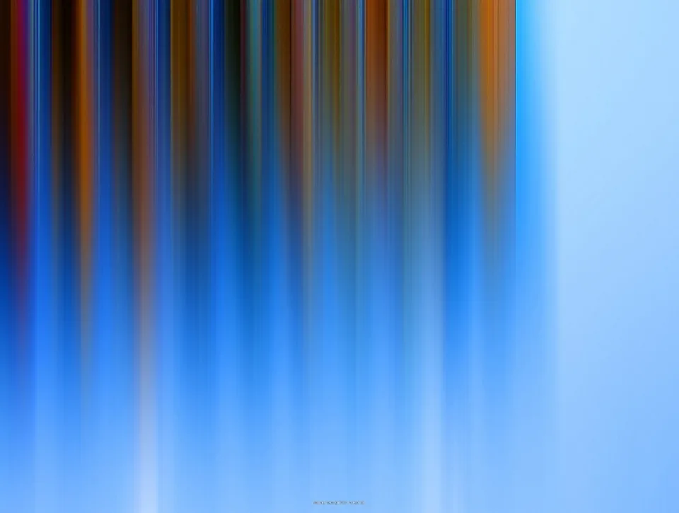 Abstrakte, vertikal verwischte Streifen in Blau, Orange und Braun, die nach rechts in einen hellblauen Verlauf übergehen.