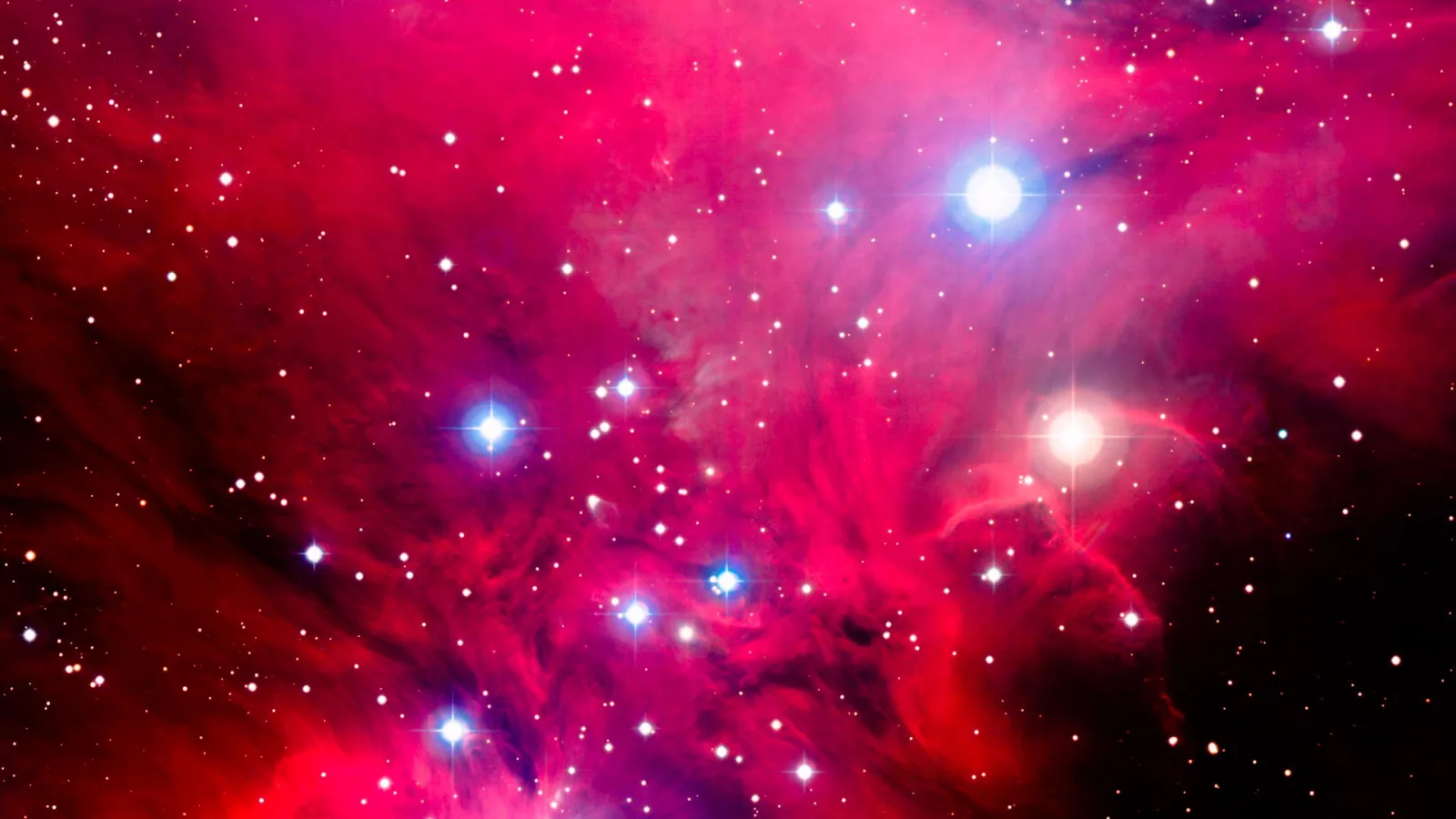 Rot leuchtende Nebelwolken mit zahlreichen weißen und blauen Sternen vor schwarzem Weltraum