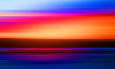 Horizontal verwischte Streifen in Blau, Magenta, Orange und Violett, unten ein dunkles Band mit blauen Streifen.