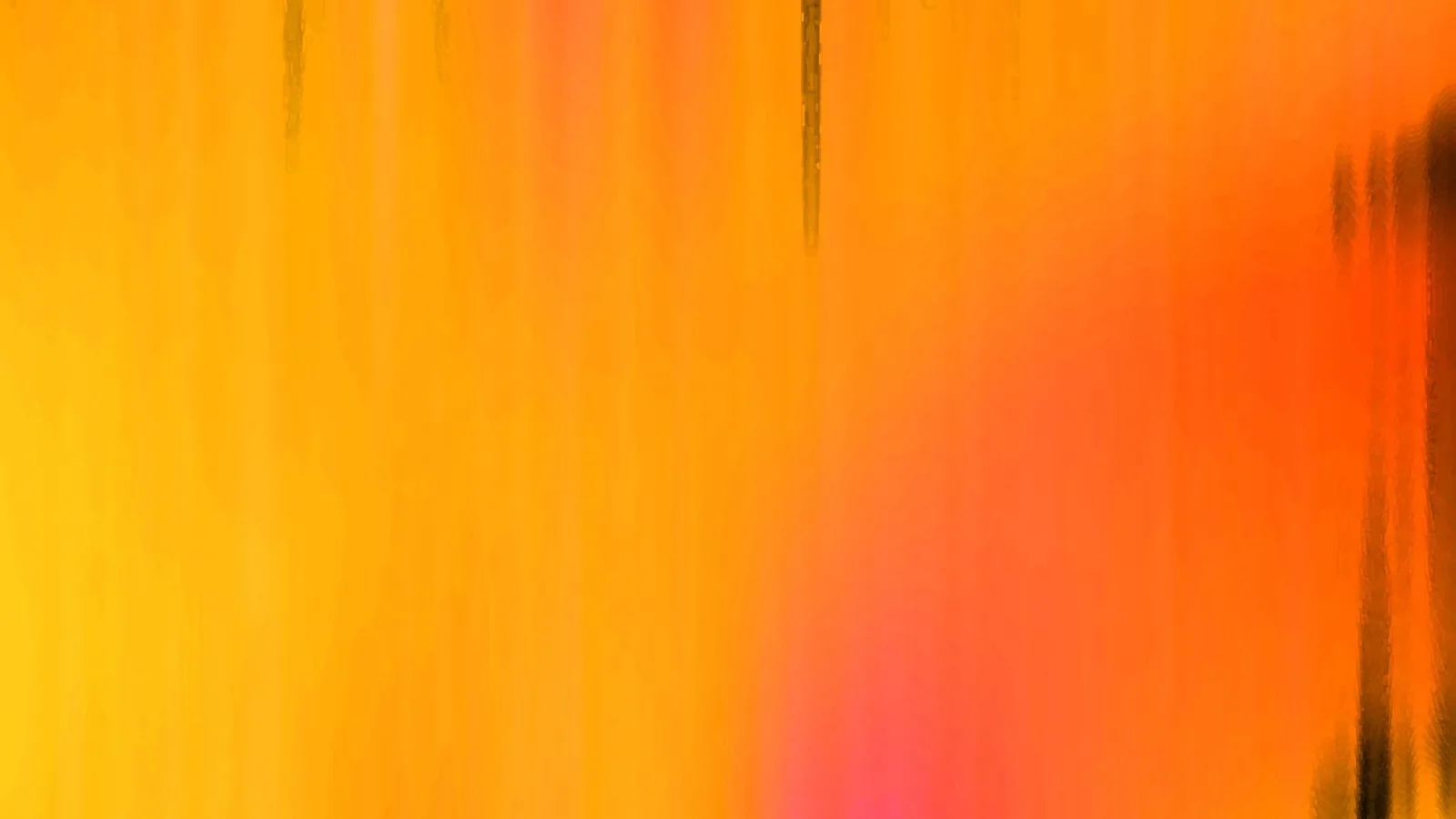 Abstrakte Komposition in Orange und Gelb mit senkrechten, verwischten Streifen; rechts am Rand dunkle vertikale Linien.