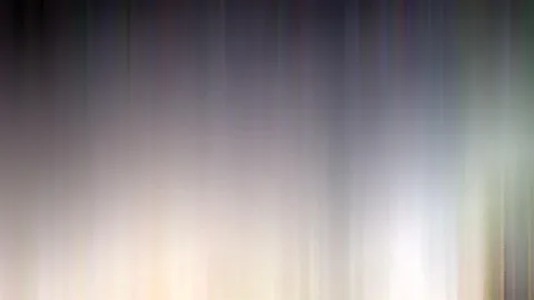 Abstrakte Komposition aus senkrechten, verwischten Streifen in Grau, Violett und Creme, unten heller werdend mit warmem Lichtfleck.