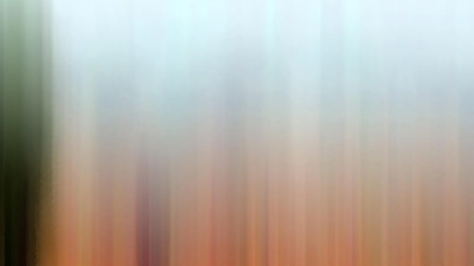Abstrakte, senkrecht verwischte Farbflächen: links dunkles Grün, oben helles Blaugrau, unten warmes Orange.
