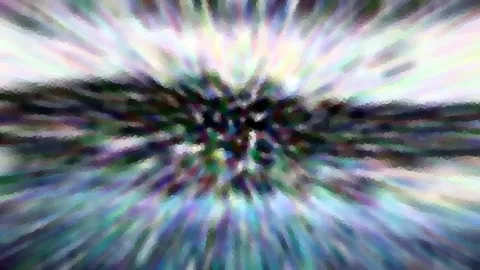 Abstrakte Zoomaufnahme mit radialen Farbstreifen in Violett, Grün und Weiß, die von einem dunklen Zentrum nach außen laufen; dahinter sind schemenhaft ein Horizont und Baumreihen erkennbar.