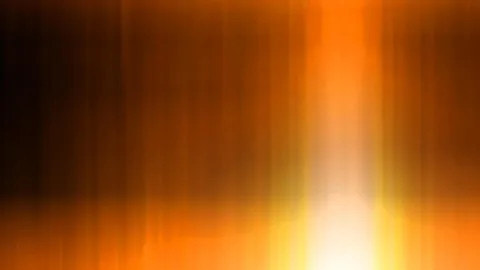 Abstrakte Komposition aus vertikalen orangefarbenen Schlieren, die von einem hellen weißgelben Lichtstreifen in der unteren Bildmitte ausgehen und nach links ins Dunkle auslaufen.
