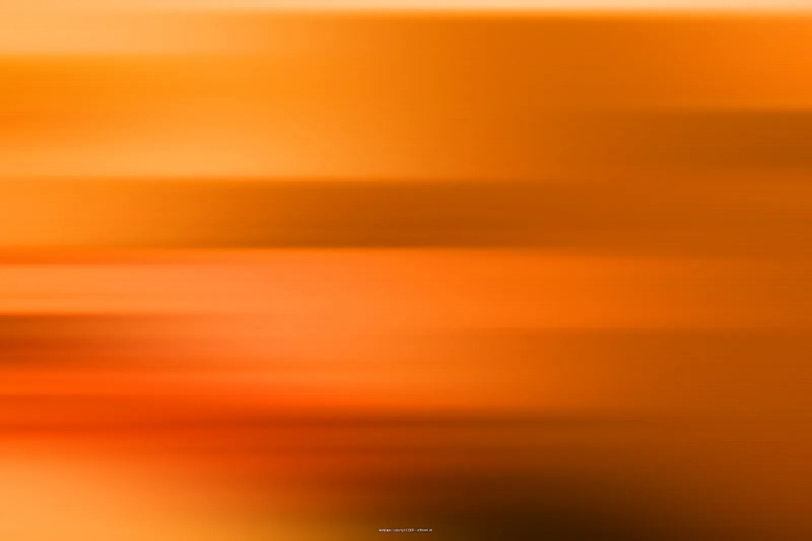 Horizontal verwischte Streifen in Orange, Gelb und Dunkelbraun, die von hell oben nach dunkel unten verlaufen.