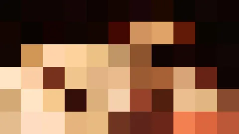 Grobes Pixelmosaik in warmen Braun-, Beige- und Orangetönen, oben und an den Rändern dunkel, unten hell.
