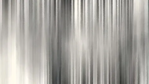 Abstraktes Muster aus grauen und weißen senkrechten Schlieren, weich verlaufend mit gemalt wirkender Kante.