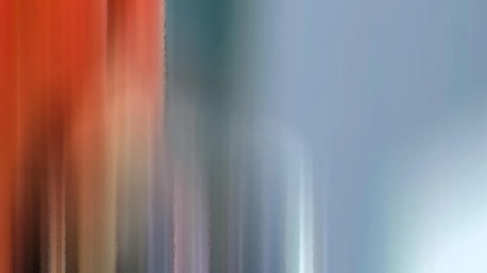 Abstraktes Bild aus senkrechten, verwischten Streifen: links leuchtend Orange, in der Mitte Petrol und Grau, rechts helles Blaugrau mit weichem Licht.