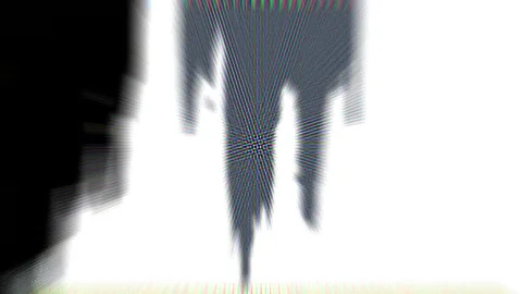 Schwarzweißes abstraktes Bild mit der gestreiften, verzerrten Silhouette einer stehenden Person in der Bildmitte, links schwarz, rechts weiß.