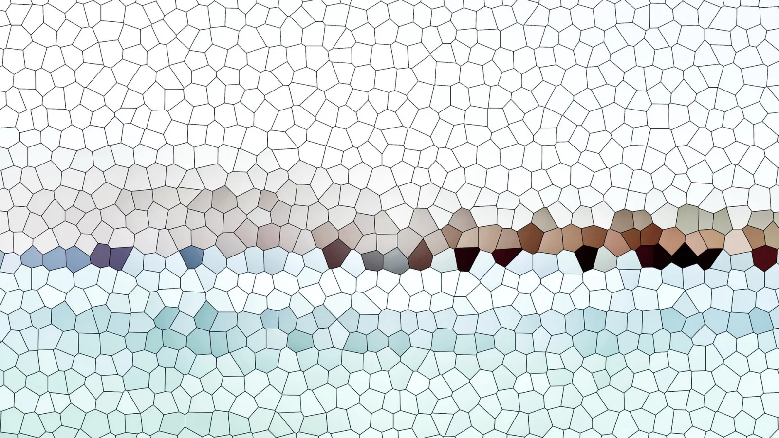 Ein Mosaik aus unregelmäßigen, weißen und hellfarbigen Kacheln mit dunklen Fugen. In der Bildmitte verläuft ein horizontales Band aus Braun-, Grau- und Schwarztönen, oben und unten dominieren Weiß sowie Blau- und Türkistöne.