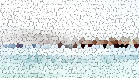 Ein Mosaik aus unregelmäßigen, weißen und hellfarbigen Kacheln mit dunklen Fugen. In der Bildmitte verläuft ein horizontales Band aus Braun-, Grau- und Schwarztönen, oben und unten dominieren Weiß sowie Blau- und Türkistöne.