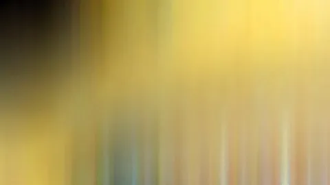 Abstrakte, stark verwischte Farbflächen in Gelb, Ocker und Dunkelgrau, mit senkrechten Schlieren über die gesamte Fläche.