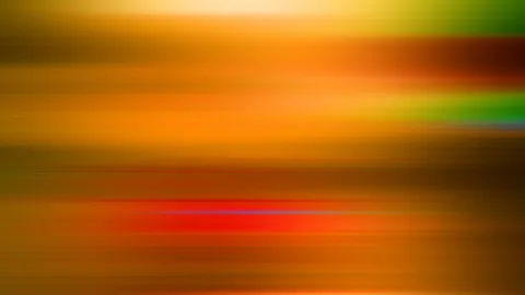 Abstrakte, horizontal verwischte Farbstreifen in Orange, Rot, Gelb und Grün, die in einen dunklen Bereich übergehen.