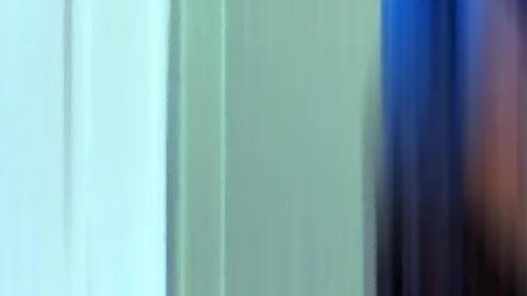 Abstrakte, vertikal verwischte Streifen in Mintgrün und Hellblau, rechts dunkles Marineblau mit einem warmen Braunton am Rand.