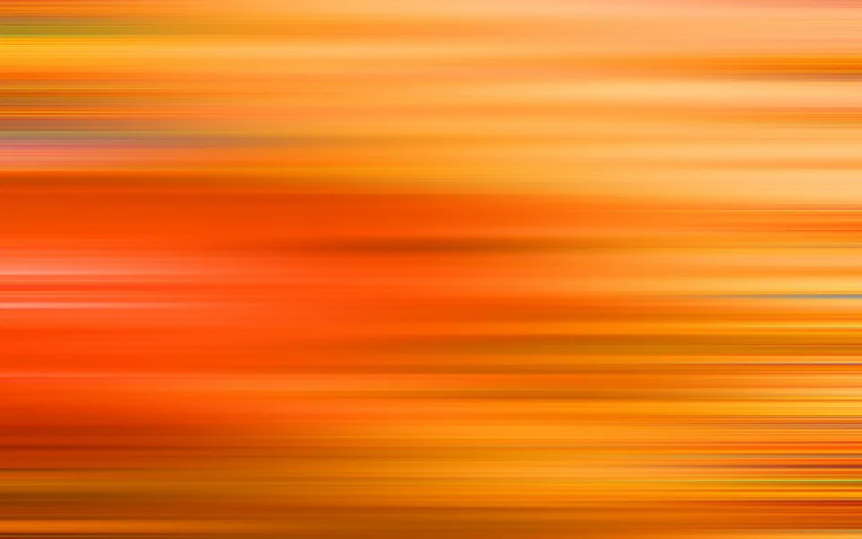 Abstrakte Komposition aus waagerechten, unscharfen Streifen in Orange, Gelb und Rot, die von links nach rechts verlaufen.
