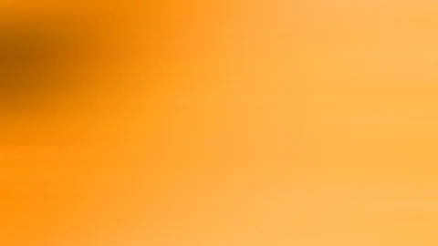 Verschwommener Farbverlauf in Orange und Gelb mit horizontalen Streifen und einem dunklen, braunen Fleck links oben.