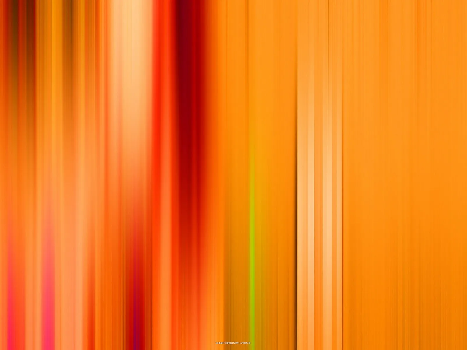 Abstrakte vertikale Schlieren in Orange, Rot und Gelb mit einzelnen hellen Streifen und einer dünnen grünen Linie in der Bildmitte.