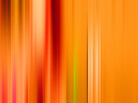 Abstrakte vertikale Schlieren in Orange, Rot und Gelb mit einzelnen hellen Streifen und einer dünnen grünen Linie in der Bildmitte.
