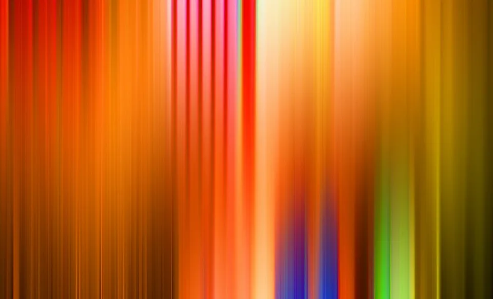 Abstrakte Komposition aus vertikalen, verwischten Streifen in Orange, Rot, Gelb, Grün und Blau, die von links nach rechts ineinander übergehen.
