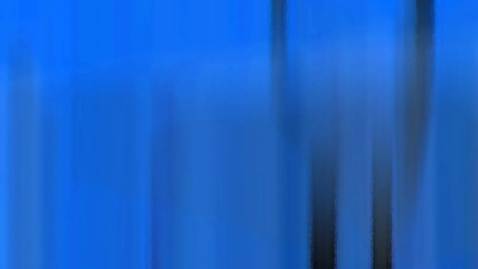 Blauer Farbverlauf mit verschwommenen vertikalen Streifen und dunklen Schlieren im unteren rechten Bereich.