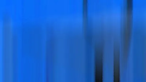 Blauer Farbverlauf mit verschwommenen vertikalen Streifen und dunklen Schlieren im unteren rechten Bereich.