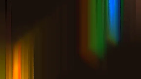 Abstrakte vertikale Streifen in Orange, Grün und Blau auf dunklem, braunem Hintergrund.