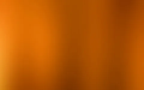 Unscharfer Verlauf in Orange und Braun, heller am linken Rand und dunkler nach rechts oben.