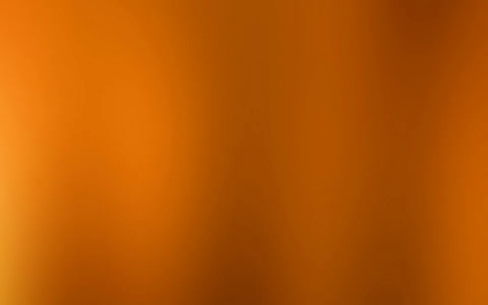Unscharfer Verlauf in Orange und Braun, heller am linken Rand und dunkler nach rechts oben.