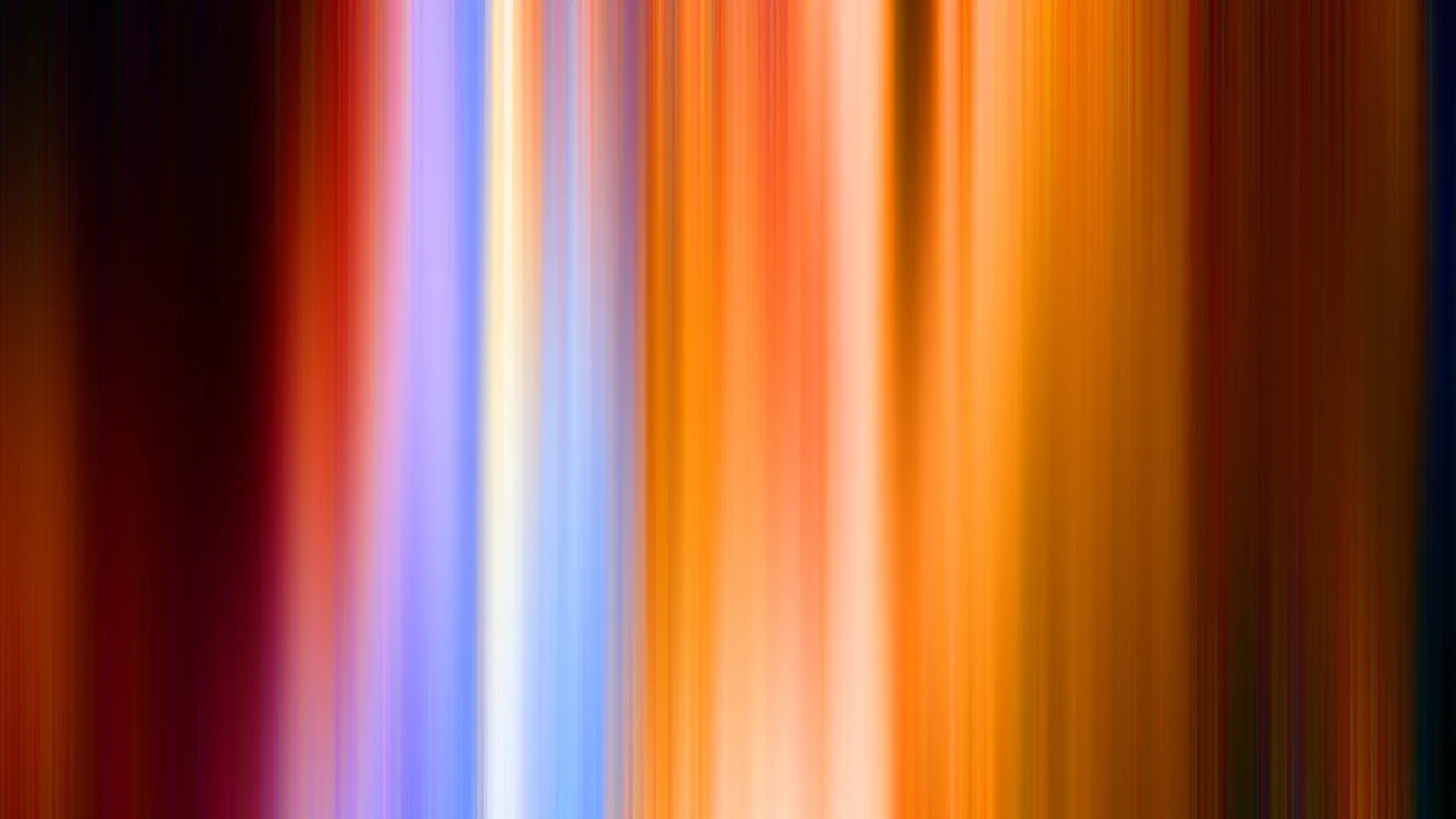 Abstrakte Komposition aus senkrechten, stark verwischten Streifen in Orange, Rot, Violett, Blau und Weiß auf dunklem Grund.