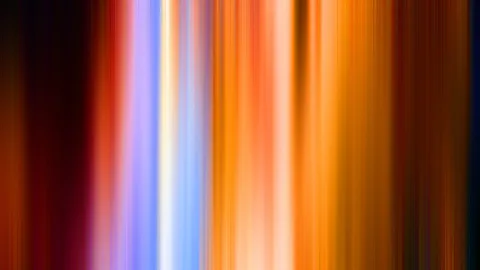 Abstrakte Komposition aus senkrechten, stark verwischten Streifen in Orange, Rot, Violett, Blau und Weiß auf dunklem Grund.