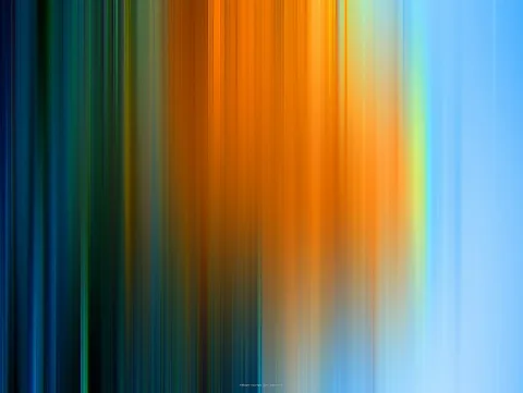 Vertikal verwischte Streifen in Blau, Orange und Gelb, die nach rechts in helles Himmelblau übergehen.