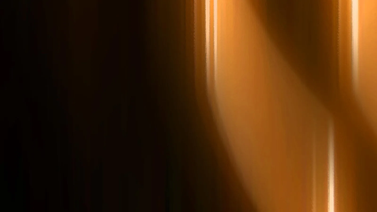 Abstrakte Komposition aus vertikalen orangefarbenen Lichtstreifen, links dunkel, rechts warm leuchtend.