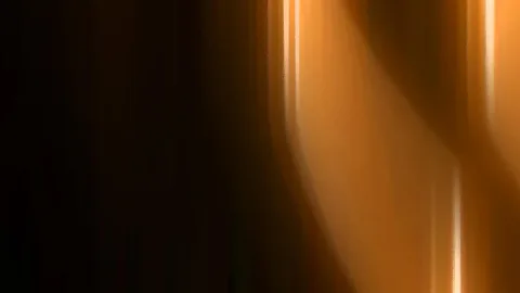Abstrakte Komposition aus vertikalen orangefarbenen Lichtstreifen, links dunkel, rechts warm leuchtend.