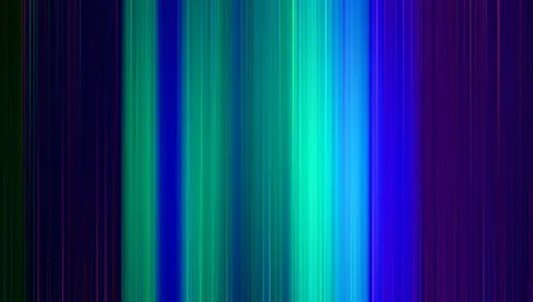 Vertikale, verwischte Lichtstreifen in Blau, Grün und Violett auf dunklem Grund