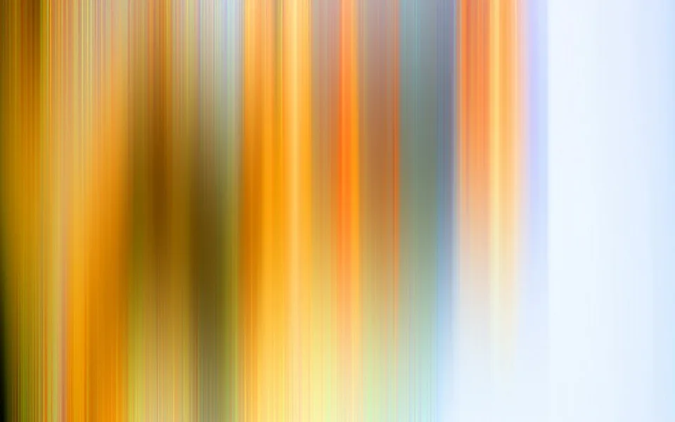 Abstrakte vertikale Streifen in Orange, Gelb und Gold, die nach rechts in helles Blau und Weiß übergehen.