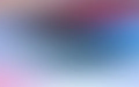Unscharfer Farbverlauf von Rosa über Mauve bis Blau, oben rechts dunkler, unten links heller.