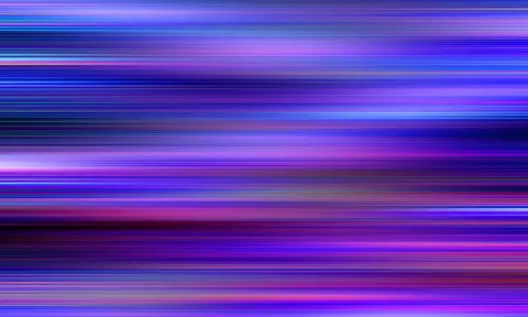 Horizontal verwischte Lichtstreifen in Violett, Blau und Magenta auf dunklem Grund