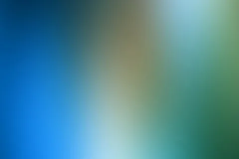 Unscharfer Farbverlauf von kräftigem Blau links über Beige in der Mitte bis zu Grün rechts.
