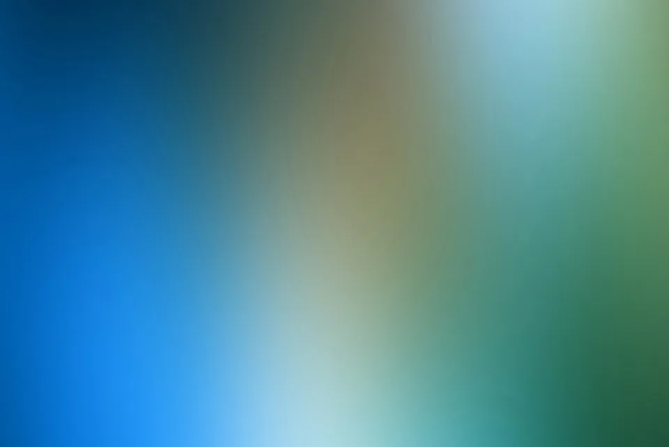 Unscharfer Farbverlauf von kräftigem Blau links über Beige in der Mitte bis zu Grün rechts.