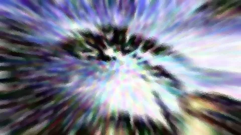 Abstrakte, radial verwischte Aufnahme. Dunkle Baumsilhouetten umrahmen einen hellen Lichtpunkt, von dem violette, grüne und weiße Schlieren nach außen strahlen.