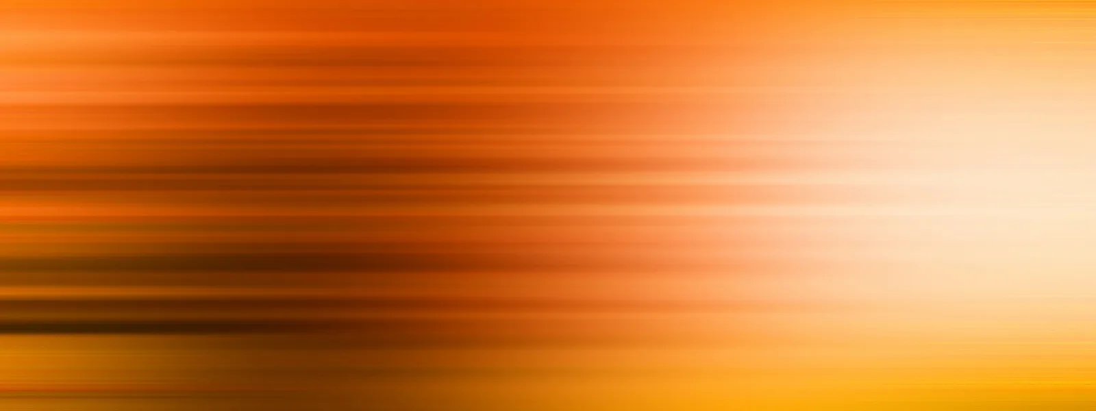 Horizontale, verwischte Streifen in Orange und Braun, die nach rechts hin in helles Gelb und Creme übergehen.