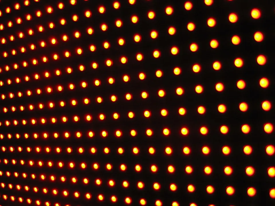 Raster aus gelb-orange leuchtenden Punkten auf schwarzem Hintergrund, die in perspektivischen Reihen angeordnet sind.