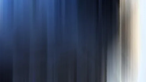 Vertikale blaue Schlieren gehen von dunklem Blau links in helle Grau- und Beigetöne rechts über, wie eine verwischte Lichtbewegung.
