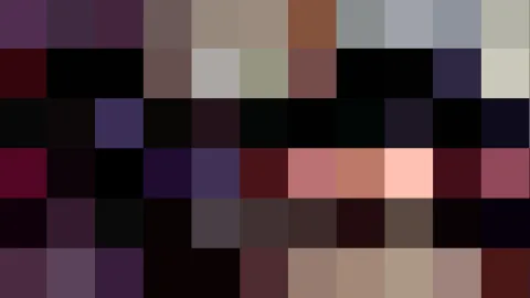 Abstraktes Mosaik aus unscharfen Farbquadraten in Violett, Schwarz, Braun, Grau und Rosa, angeordnet in sechs Reihen.