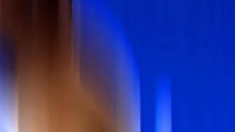 Abstrakte, verwischte Komposition aus Blau, Braun und Weiß mit vertikalen Schlieren und hellen Lichtbahnen.